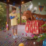 Animação de um boi marrom enfeitado em uma sala festiva, com flores e objetos coloridos.