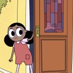 Animação de menina negra com óculos, expressão preocupada, abrindo uma porta em uma sala amarela.