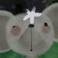 Animação mostra um pequeno rato cinza deitado, com uma estrela branca sobre a cabeça.