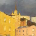 Pintura mostra edifícios em tons de amarelo e bege, iluminados sob céu cinzento, com torre alta ao fundo.