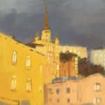 Pintura mostra edifícios em tons de amarelo e bege, iluminados sob céu cinzento, com torre alta ao fundo.