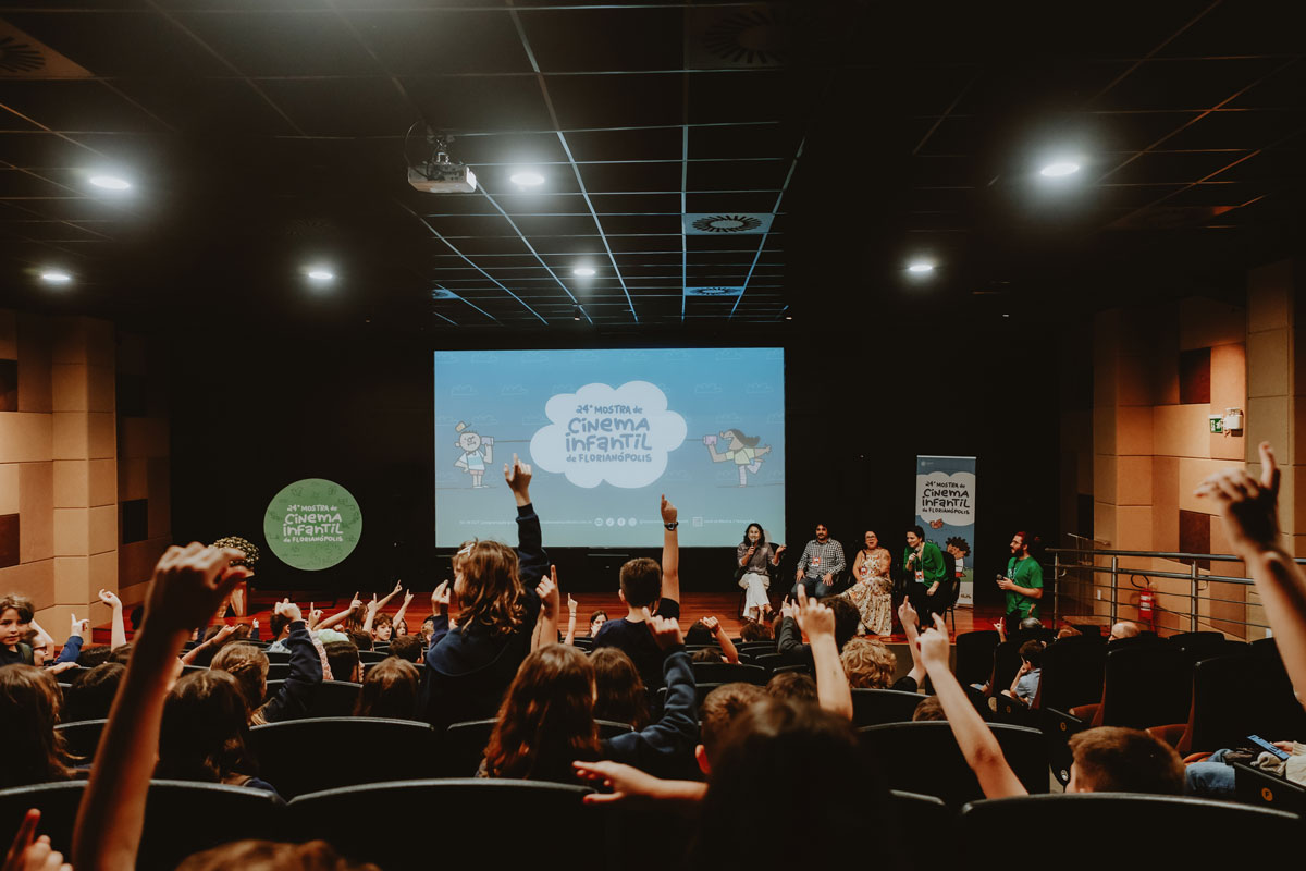 Público infantil participando de uma Sessão Escola da Mostra de Cinema Infantil de Florianópolis.
