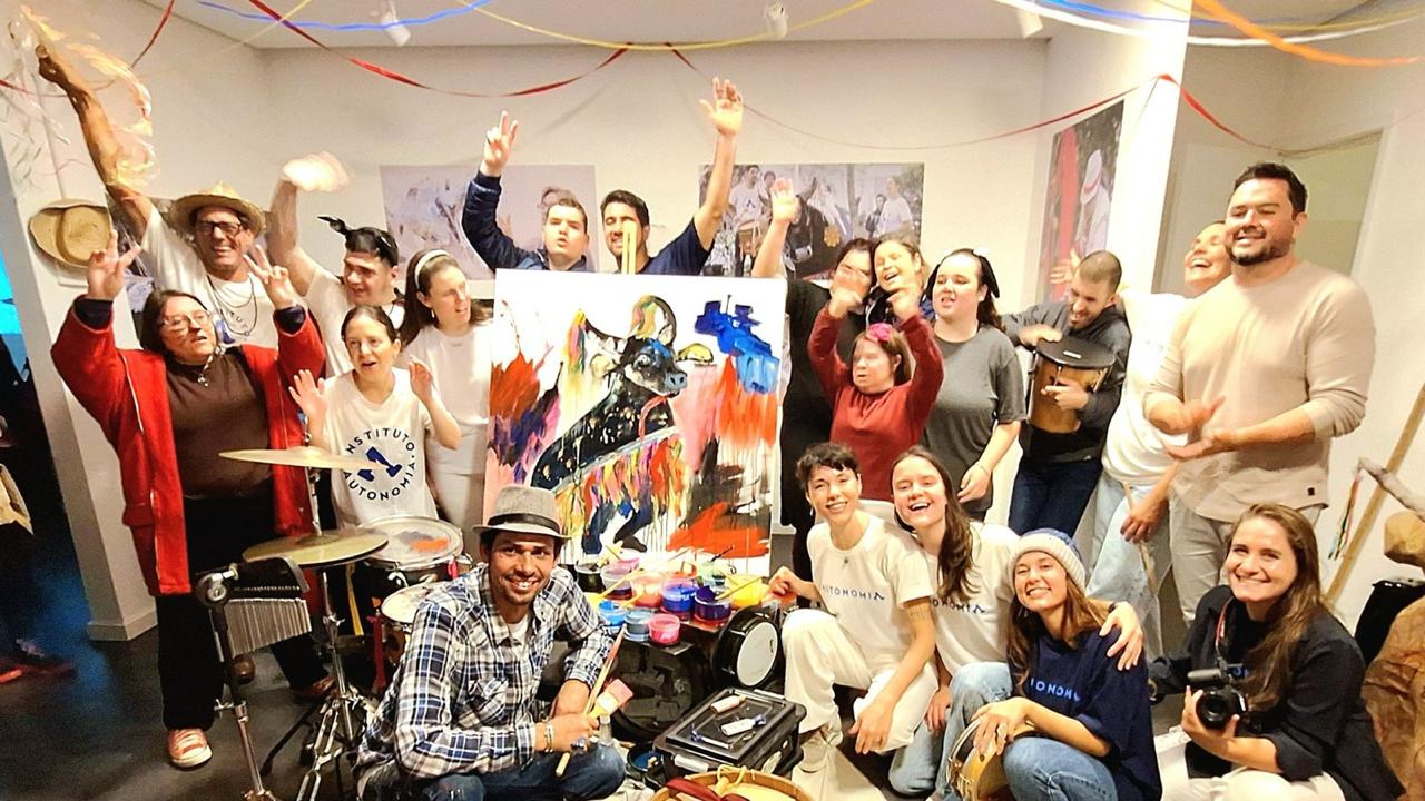 Apresentação coletiva de Boi Dourado pelos alunos da Escola de Artes do Instituto Autonomia