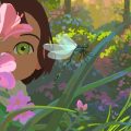 Ilustração de menina entre flores rosas, observando de perto uma libélula em um jardim colorido.